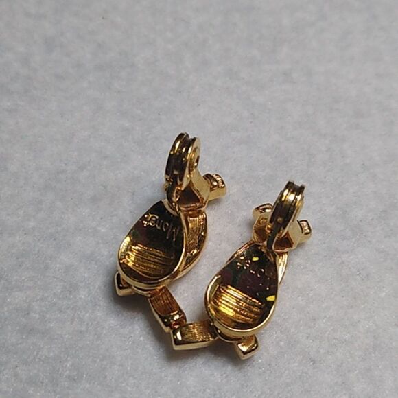 Elegant Monet Gold Tone Metal Clip-On Earrings Cottagecore Grandmacore - Picture 2 of 4